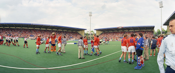 840533 Afbeelding van feestvierende spelers van het Nederlands team na afloop van de gewonnen finale van het WK Hockey ...